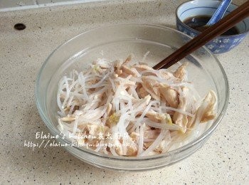 step8: 滾後蓋上蓋用中火煮3分鐘 , 盛起放入手撕雞肉內拌勻