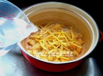 step6: 煲內放入雪耳及薑絲 , 加入3000ml水用中火煮滾 , 蓋上蓋繼續用中火煲10分鐘