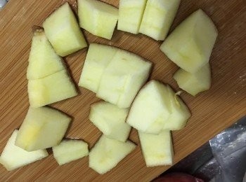 step4: 洗蘋果洗淨,去芯，切粒，((皮是要的)