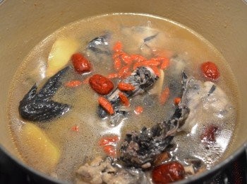 step5: 酒燒滾後倒入6杯水和杞子繼續煮，水滾後轉小火績煮約20分鐘，放入少許鹽調味即可。