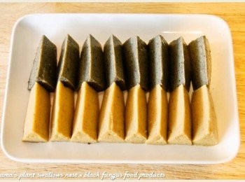 step3: 將黑木耳雪綿酪自容器中倒出，並直接分切成八等份來擺盤。