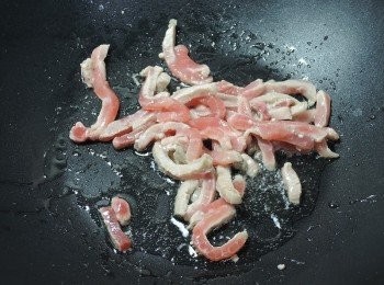 step3: 鍋熱後，下兩大匙沙拉油，先炒肉絲