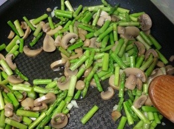step7: 加少許食用開水將蘆筍炒至軟身