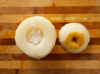 step2: 接著將水梨頂端切開，並用湯匙去核後將冰糖倒入。