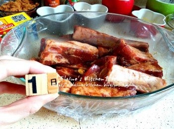 step3: 再加入一份薑蓉 , 蒜鹽及一半份量蒜頭拌勻 , 蓋上保鮮紙放入雪櫃靜待一晚