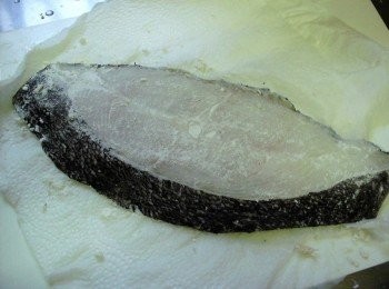 step1: 鱈魚洗淨後用紙巾把多餘水份去除， 抹上少許的鹽放置1~2分鐘入味， 接著抹上少許的麵<span class="group_3">粉</span>(勿太多哦 ) 否則外皮會太厚！