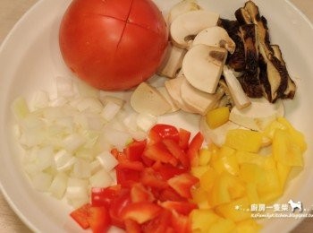 step1: 番茄底部畫上十字，其他材料洗淨切丁。白米一杯洗好，先放入內鍋。