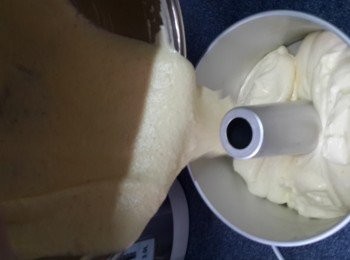 step11: 將麵糊倒入戚風蛋糕模內。 用兩手約拇指輕按住柱狀內模， 其餘的手指則按住外模，拿起模型輕輕扣打， 讓麵糊均勻地平整開來