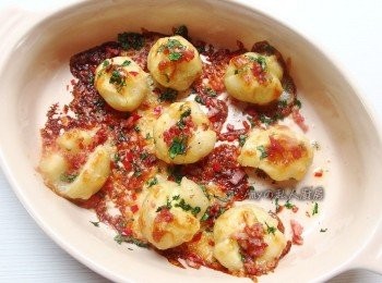 step6: 加入培根末再送進烤以180度c烘烤至乳酪變焦香狀,時間約5-8分鐘。烘烤時間請依每家烤箱之不同再做調整。完成後撒上羅勒末或香菜末,黑胡椒粉及紅椒粉即完成。