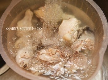 step1: 將雞肉川燙後用清水洗淨，並且瀝乾備用。