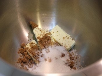 step1: 牛油及糖拌勻