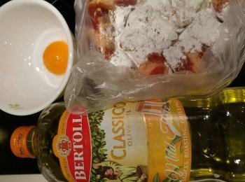 step3: 利用保鮮袋將腩排放入袋裏加兩湯匙生粉,生粉包住腩排後加蛋液,蛋液包住排骨再下餘下的生粉搖勻。