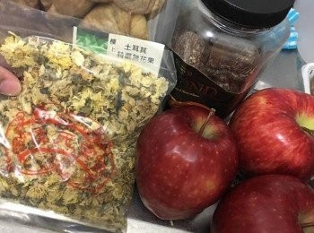 step1: 將菊花沖洗乾淨，用水浸15分鐘,