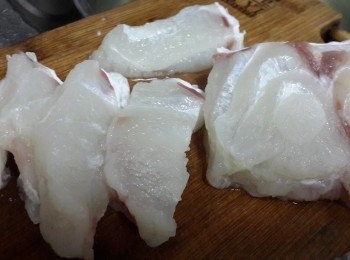 step3: 龍躉肉去鱗洗淨，切一塊塊