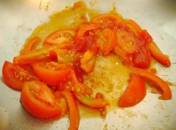 step4: *再熱一油鍋放入蕃茄拌炒至茄紅素釋出，鍋內有粉色的液體流出。