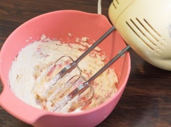 step2: 忌廉芝士置室溫放軟，以打蛋器打至幼滑狀備用。