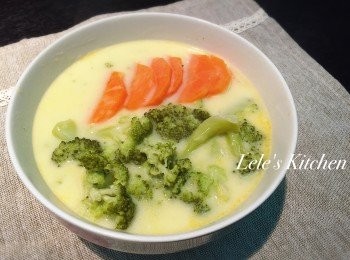 step4: 充滿奶香味的一道燉菜就這樣完成啦~
如果家裡有洋蔥，加進去也很適合喔！
奶醬塊原本就有調味好，
適當的鹹香，非常下飯呢~~
絕對是小朋友也願意乖乖吃的一道鮮蔬料理唷！