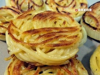 step7: 兩面都煎到焦黃色時，取出。將「洋葱圈」和「麵」分開（直接用手就可輕易將「洋葱圈」和「麵」分開。如果怕燙，也可用筷子，不然等放涼了再做也可以）。