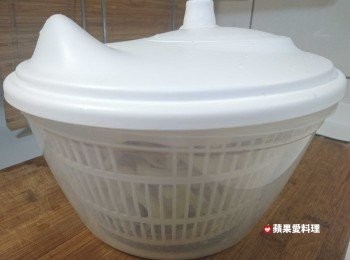 step2: 洋葱絲泡冰塊水15分鐘，瀝乾水份，脫水。