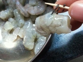 step1: 鮮蝦去殼後挑去腸臟