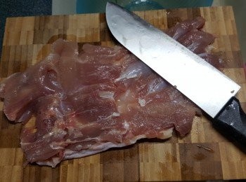 step2: 再用刀於最厚將近斷的位置拍扁