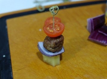 step3: 紫洋蔥切大塊，罐頭菠蘿隔去水份，車厘茄切半。取一竹籤，先串半顆車厘茄--&gt; 肉丸--&gt; 2片紫洋蔥--&gt; 罐頭菠蘿。