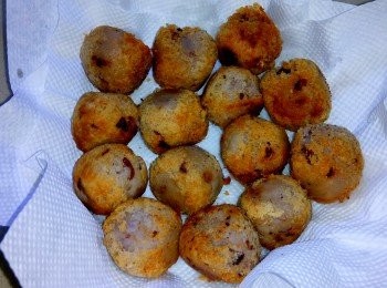 step6: 當芋球外表炸成金黃色，外表能起酥脆的芋衣，便可起鑊。