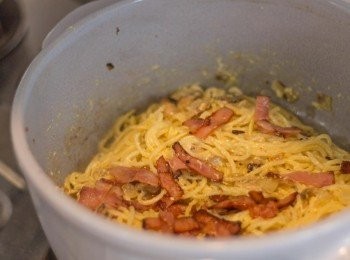 step7: 將汁料及已煎香之煙內加入意粉中炒勻，試味，如不夠咸再加少許鹽直到滿意