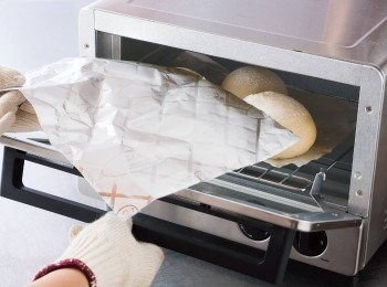 step34: 經過12分鐘左右確認麵包的底部烤上色後再取下鋁箔紙