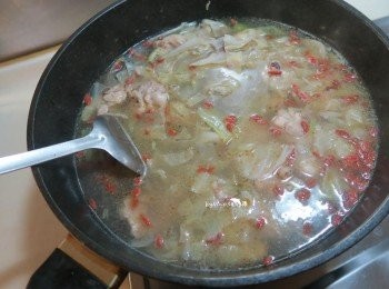 step4: 倒入米酒.和水一起熬煮.依序放入米血.高麗菜