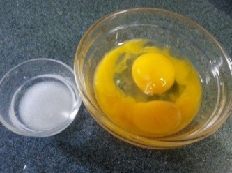 step14: 準備好掃面蛋漿及掃面糖水備用(砂糖用熱水攪溶)