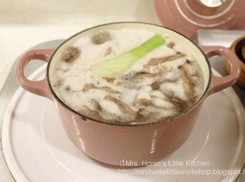 step2: 煮滾後轉小火續煮8分鐘, 以去除鴨舌的污物和血水, 之後浸泡一下冰水