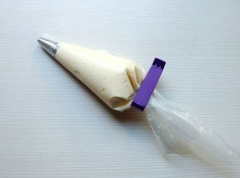 step4: 將麵糊裝入擠花袋。將麵糊擠出2.5cm的圓型。約可做出30個。