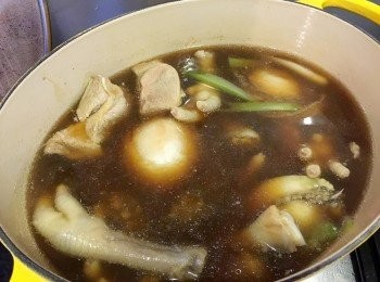 step2: 準備一個中型煲，將所有材料加入。
 水量要蓋過所有材料，煮滾後先試味，再再慢火炆。細既鮑魚炆約2小時，大青邊鮑炆約4小時。