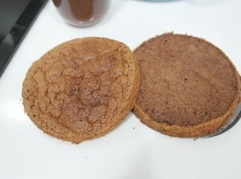 step15: 蛋糕烤好後切成一半!! 表面醜醜的沒關係因為上面會抹奶油^^"