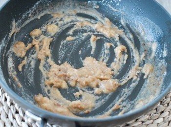 step4: 不要清洗鑊，下牛油，煮至溶化，然後加入麵粉，快速拌勻