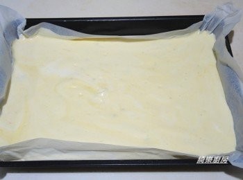 step10: 麵糊倒入鋪上烘焙紙的烤盤中用括板抹平整.進烤箱前在桌上輕敲幾下敲出大氣泡,放入已經預熱到170度C的烤箱中烤13-15分鐘,時間到用手輕拍一下蛋糕上方,感覺有沙沙的聲音就是烤好了