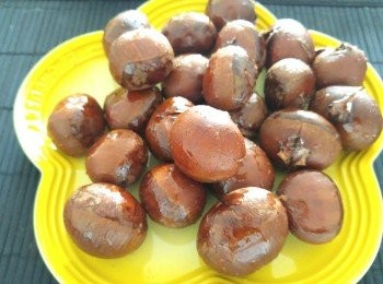 step4: 掃糖水可以令到栗子表面拋光, 若然覺得無需要可省略此部份, 只需全程部20分鐘加餘温, 直至栗子和暖即完成。