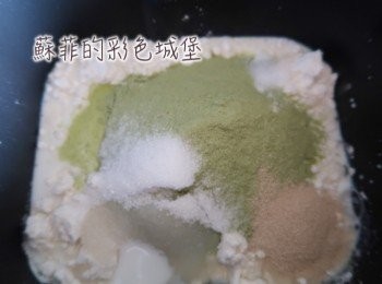 step1: 除了奶油，其他所有材料投入麵包機裡，設定烏龍麵麵糰行程(15分鐘）。此時麵團柔軟又不黏手。