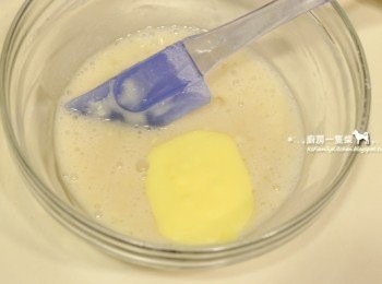 step4: 倒入融化的無鹽奶油拌勻。