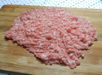step1: 絞肉買細的，回家後再用菜刀剁更碎喔!!!!(我用得是90%瘦肉的豬絞肉)