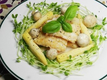 step7: 將煮好的材料排盤，灑上羅勒粉就可以上菜囉~