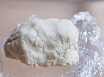 step2: 然後篩入粟粉及低筋麵粉，拌勻，用手搓至成麵糰 （如麵團太濕潤，可多加點麵粉，太乾就加點水）。用保鮮紙包好，放入雪櫃一小時