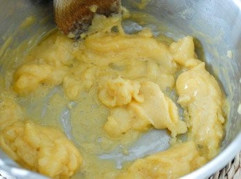 step4: 將雞蛋打散，然後幾蛋液續少加入麵糰內，麵糰會散開的，但只要不停攪拌，又會再成麵糊