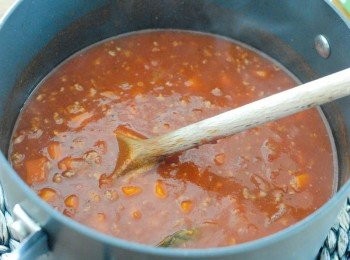 step6: 再下蕃茄膏，蕃茄粒，雞湯及月桂葉，拌勻煮滾後，轉小火，保持微滾，煮20分鐘。醬汁會變濃稠