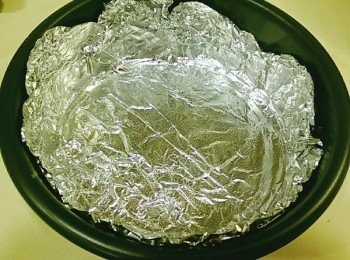 step3: 因使用可脫模蛋糕模具 底部先鋪上錫箔紙也可用烘培紙
防止進水