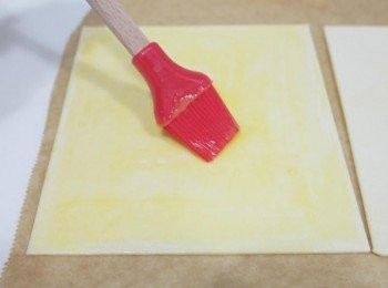 step5: 另外兩張則均勻塗上蛋液!!!