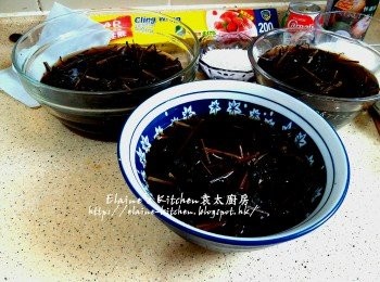step4: 30分鐘後將涼粉草及涼粉水盛起 , 待涼20分鐘