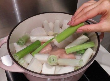 step2: 煎下五花腩，待五花腩每邊熟後， 放上蘿蔔， 京蔥。