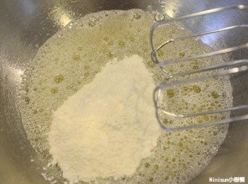 step4: 接著慢慢將混合的乾性材料加入攪拌